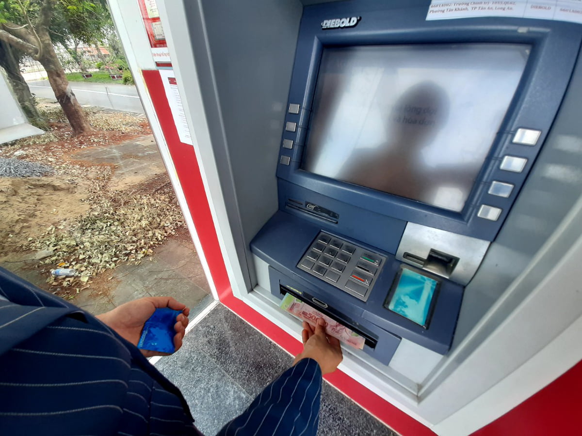 Khánh Hòa khuyên người dân nhận lương hưu, trợ cấp BHXH qua ATM